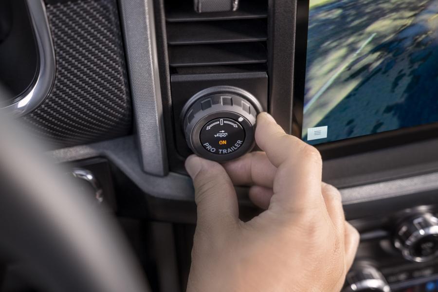 Детали интерьера Ford F-150 Limited SuperCrew 2020 года  (фото 17 из 20)